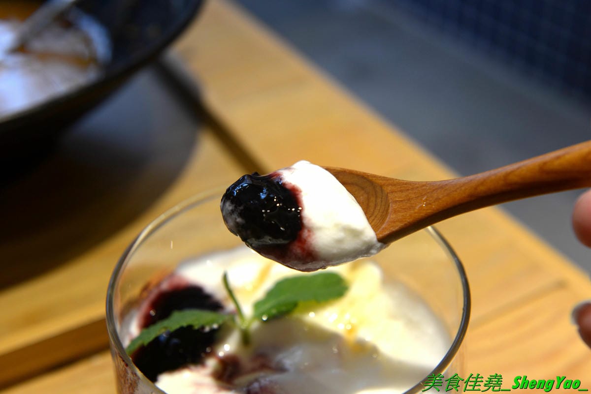 [台中西屯]華初麵線 – 逢甲夜市附近新開的日式文青風麵線店,麵線配料沒大腸沒蚵仔,而是鮮蝦、干貝、鮑魚,鮑魚是整顆的不是冷盤鮑魚片,另外還有限量供應的佛跳牆麵線。口味近鹿港麵線,價