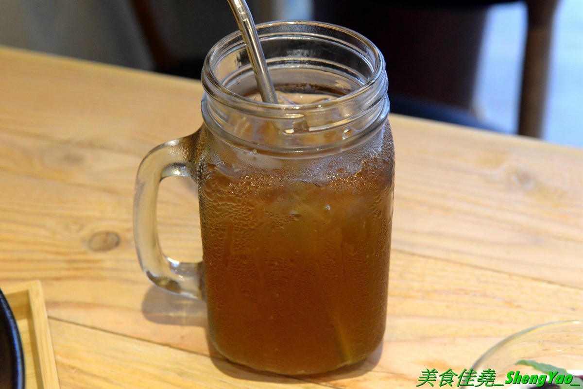 [台中西屯]華初麵線 – 逢甲夜市附近新開的日式文青風麵線店,麵線配料沒大腸沒蚵仔,而是鮮蝦、干貝、鮑魚,鮑魚是整顆的不是冷盤鮑魚片,另外還有限量供應的佛跳牆麵線。口味近鹿港麵線,價