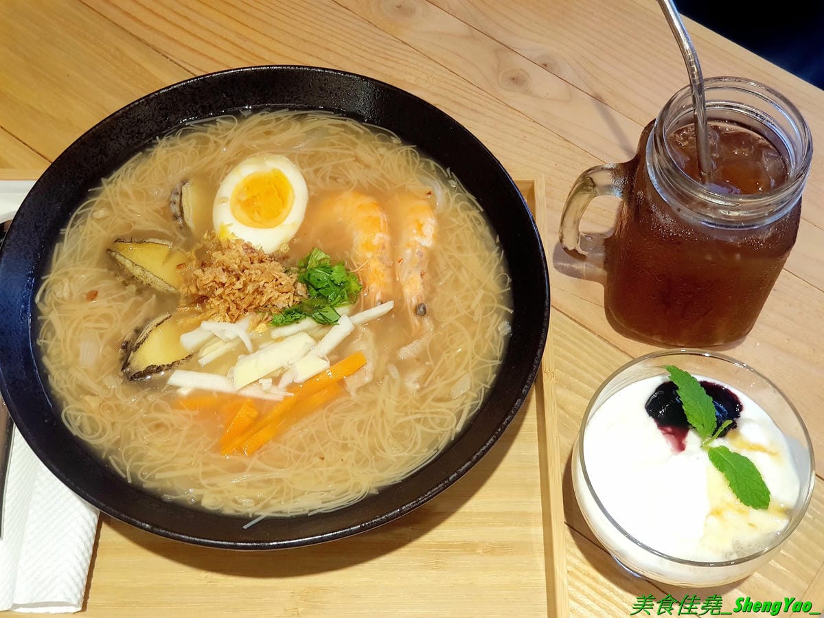 [台中西屯]華初麵線 – 逢甲夜市附近新開的日式文青風麵線店,麵線配料沒大腸沒蚵仔,而是鮮蝦、干貝、鮑魚,鮑魚是整顆的不是冷盤鮑魚片,另外還有限量供應的佛跳牆麵線。口味近鹿港麵線,價