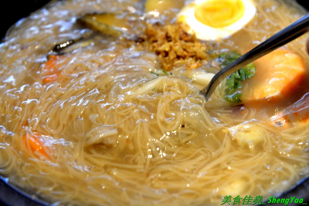 [台中西屯]華初麵線 – 逢甲夜市附近新開的日式文青風麵線店,麵線配料沒大腸沒蚵仔,而是鮮蝦、干貝、鮑魚,鮑魚是整顆的不是冷盤鮑魚片,另外還有限量供應的佛跳牆麵線。口味近鹿港麵線,價