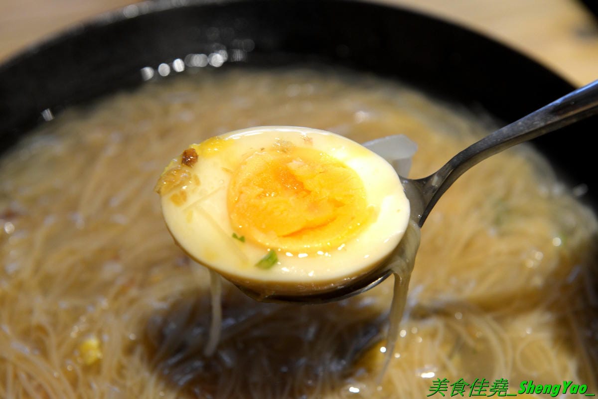 [台中西屯]華初麵線 – 逢甲夜市附近新開的日式文青風麵線店,麵線配料沒大腸沒蚵仔,而是鮮蝦、干貝、鮑魚,鮑魚是整顆的不是冷盤鮑魚片,另外還有限量供應的佛跳牆麵線。口味近鹿港麵線,價