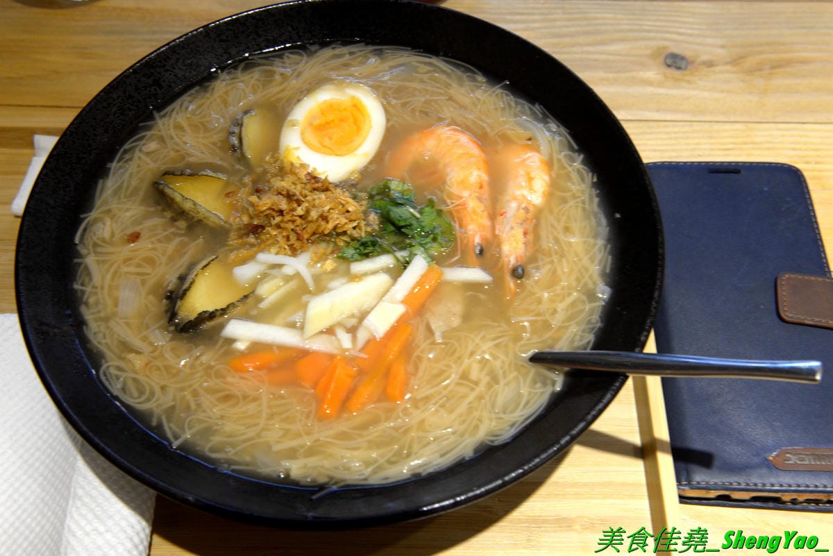 [台中西屯]華初麵線 – 逢甲夜市附近新開的日式文青風麵線店,麵線配料沒大腸沒蚵仔,而是鮮蝦、干貝、鮑魚,鮑魚是整顆的不是冷盤鮑魚片,另外還有限量供應的佛跳牆麵線。口味近鹿港麵線,價