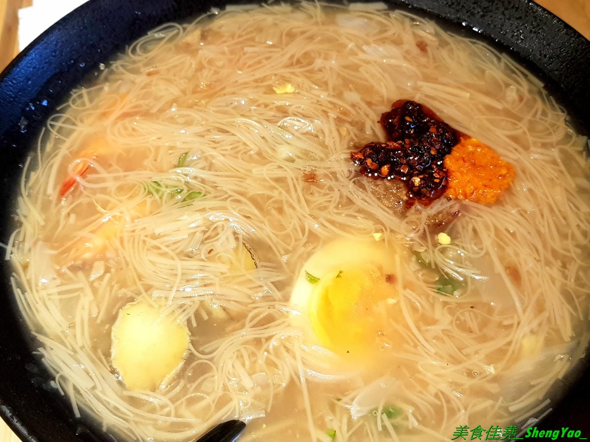 [台中西屯]華初麵線 – 逢甲夜市附近新開的日式文青風麵線店,麵線配料沒大腸沒蚵仔,而是鮮蝦、干貝、鮑魚,鮑魚是整顆的不是冷盤鮑魚片,另外還有限量供應的佛跳牆麵線。口味近鹿港麵線,價