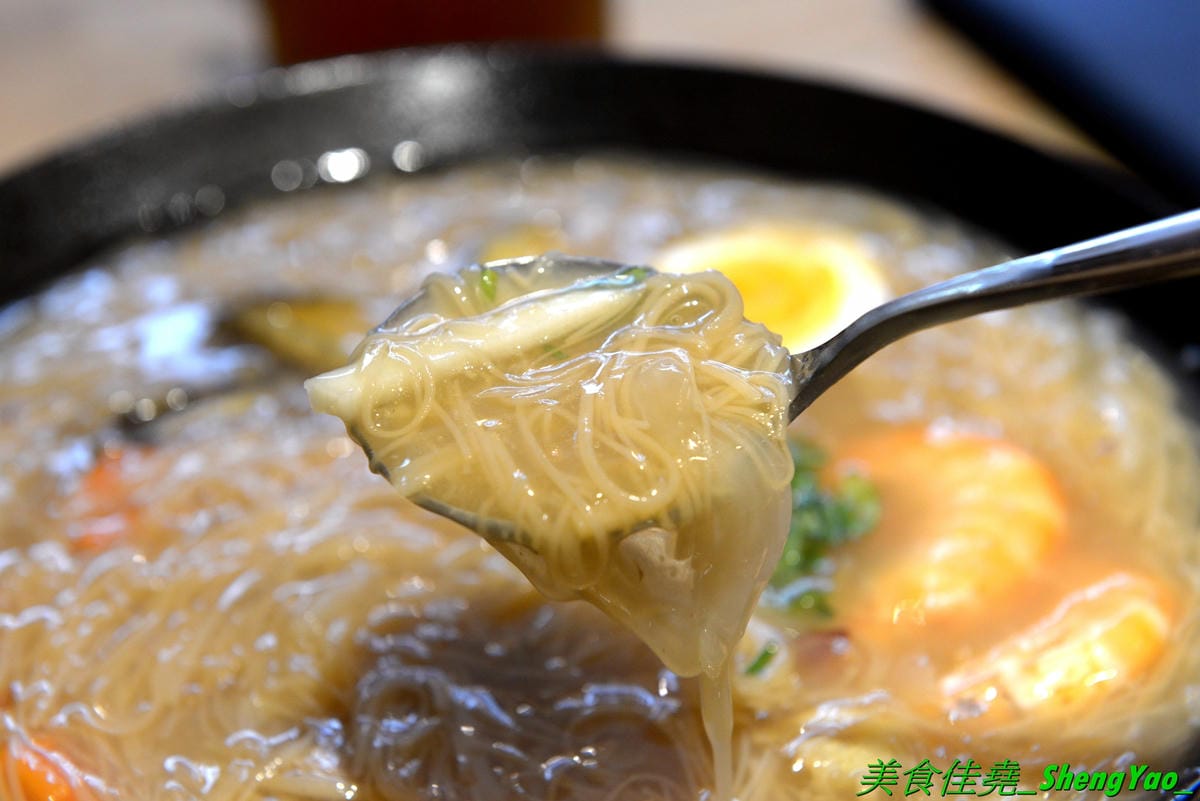 [台中西屯]華初麵線 – 逢甲夜市附近新開的日式文青風麵線店,麵線配料沒大腸沒蚵仔,而是鮮蝦、干貝、鮑魚,鮑魚是整顆的不是冷盤鮑魚片,另外還有限量供應的佛跳牆麵線。口味近鹿港麵線,價