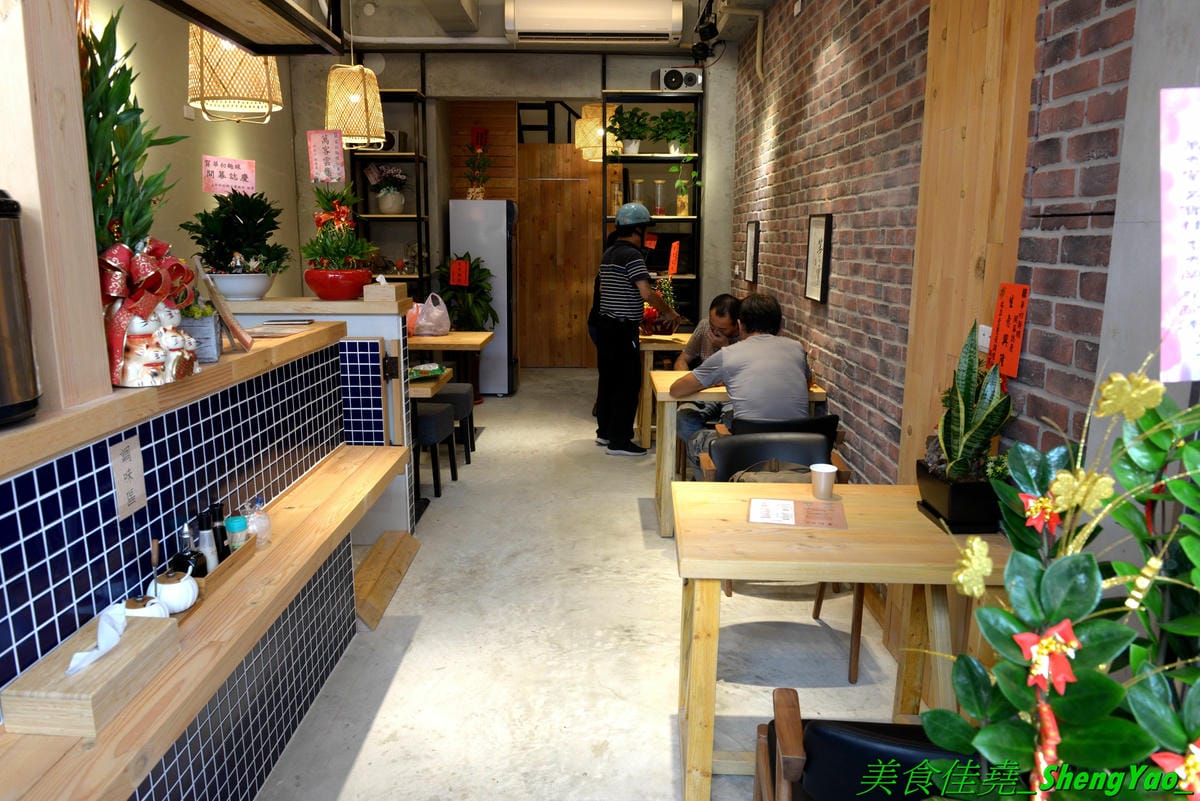 [台中西屯]華初麵線 – 逢甲夜市附近新開的日式文青風麵線店,麵線配料沒大腸沒蚵仔,而是鮮蝦、干貝、鮑魚,鮑魚是整顆的不是冷盤鮑魚片,另外還有限量供應的佛跳牆麵線。口味近鹿港麵線,價