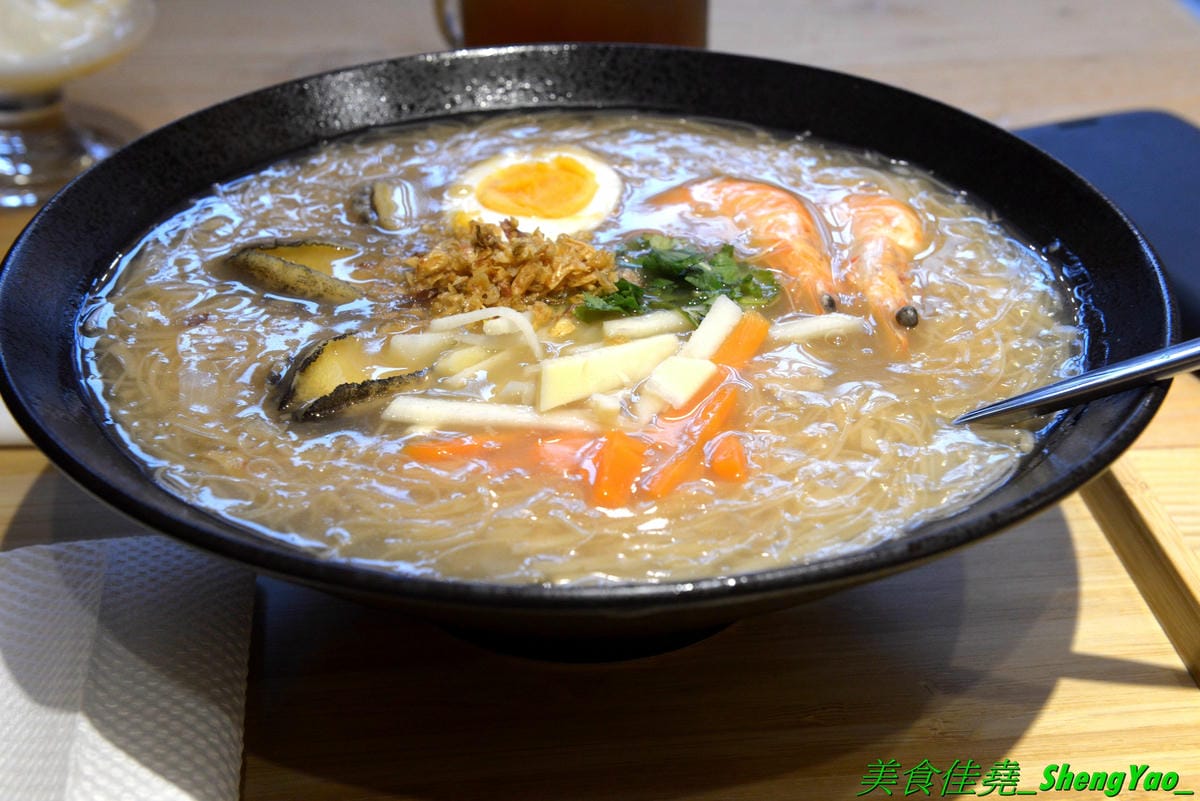 [台中西屯]華初麵線 – 逢甲夜市附近新開的日式文青風麵線店,麵線配料沒大腸沒蚵仔,而是鮮蝦、干貝、鮑魚,鮑魚是整顆的不是冷盤鮑魚片,另外還有限量供應的佛跳牆麵線。口味近鹿港麵線,價