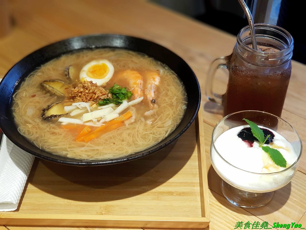 [台中西屯]華初麵線 – 逢甲夜市附近新開的日式文青風麵線店,麵線配料沒大腸沒蚵仔,而是鮮蝦、干貝、鮑魚,鮑魚是整顆的不是冷盤鮑魚片,另外還有限量供應的佛跳牆麵線。口味近鹿港麵線,價