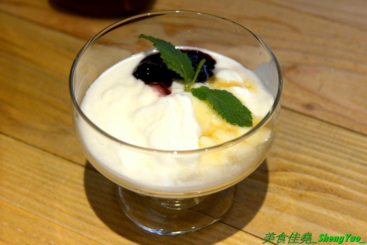 [台中西屯]華初麵線 – 逢甲夜市附近新開的日式文青風麵線店,麵線配料沒大腸沒蚵仔,而是鮮蝦、干貝、鮑魚,鮑魚是整顆的不是冷盤鮑魚片,另外還有限量供應的佛跳牆麵線。口味近鹿港麵線,價