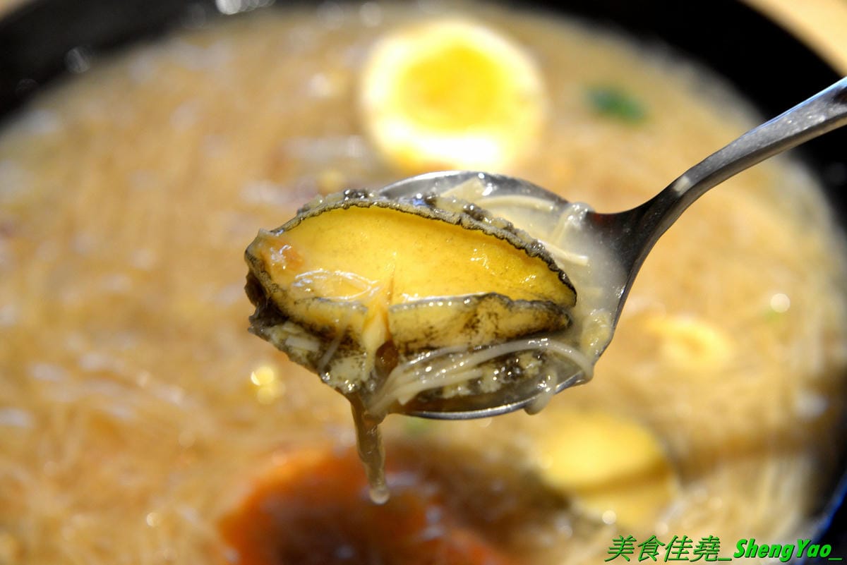 [台中西屯]華初麵線 – 逢甲夜市附近新開的日式文青風麵線店,麵線配料沒大腸沒蚵仔,而是鮮蝦、干貝、鮑魚,鮑魚是整顆的不是冷盤鮑魚片,另外還有限量供應的佛跳牆麵線。口味近鹿港麵線,價