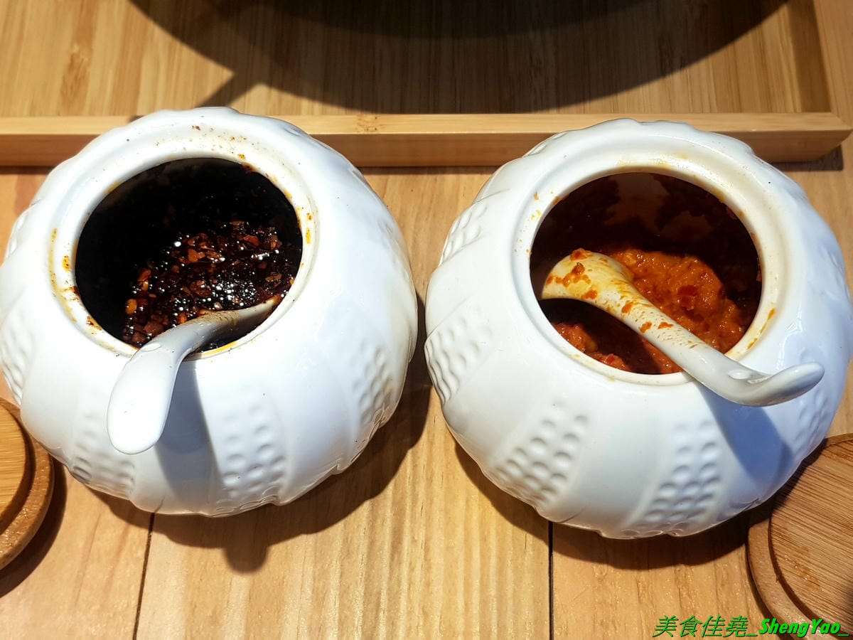 [台中西屯]華初麵線 – 逢甲夜市附近新開的日式文青風麵線店,麵線配料沒大腸沒蚵仔,而是鮮蝦、干貝、鮑魚,鮑魚是整顆的不是冷盤鮑魚片,另外還有限量供應的佛跳牆麵線。口味近鹿港麵線,價