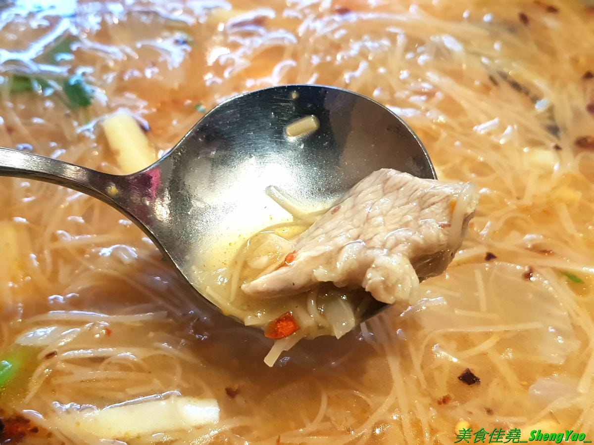 [台中西屯]華初麵線 – 逢甲夜市附近新開的日式文青風麵線店,麵線配料沒大腸沒蚵仔,而是鮮蝦、干貝、鮑魚,鮑魚是整顆的不是冷盤鮑魚片,另外還有限量供應的佛跳牆麵線。口味近鹿港麵線,價