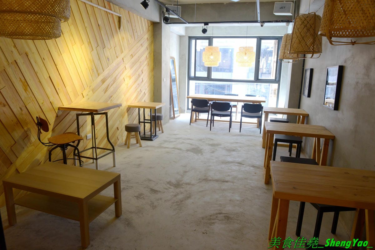 [台中西屯]華初麵線 – 逢甲夜市附近新開的日式文青風麵線店,麵線配料沒大腸沒蚵仔,而是鮮蝦、干貝、鮑魚,鮑魚是整顆的不是冷盤鮑魚片,另外還有限量供應的佛跳牆麵線。口味近鹿港麵線,價