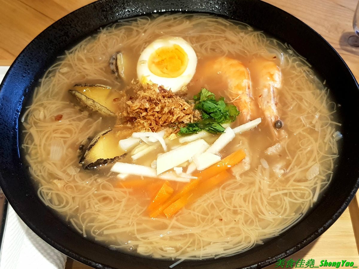 [台中西屯]華初麵線 – 逢甲夜市附近新開的日式文青風麵線店,麵線配料沒大腸沒蚵仔,而是鮮蝦、干貝、鮑魚,鮑魚是整顆的不是冷盤鮑魚片,另外還有限量供應的佛跳牆麵線。口味近鹿港麵線,價