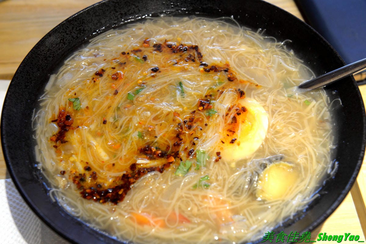 [台中西屯]華初麵線 – 逢甲夜市附近新開的日式文青風麵線店,麵線配料沒大腸沒蚵仔,而是鮮蝦、干貝、鮑魚,鮑魚是整顆的不是冷盤鮑魚片,另外還有限量供應的佛跳牆麵線。口味近鹿港麵線,價