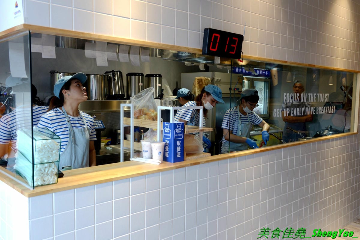 [台中西屯]吐司男 晨食專賣 中科店 – 台中超夯的韓風吐司專賣店在中科商圈也有店面了 !! 海線朋友想吃更方便了,不用大老遠跑到市區內。煎烤奶油吐司夾進豐富餡料,底下還有小紙盒裝,超可愛