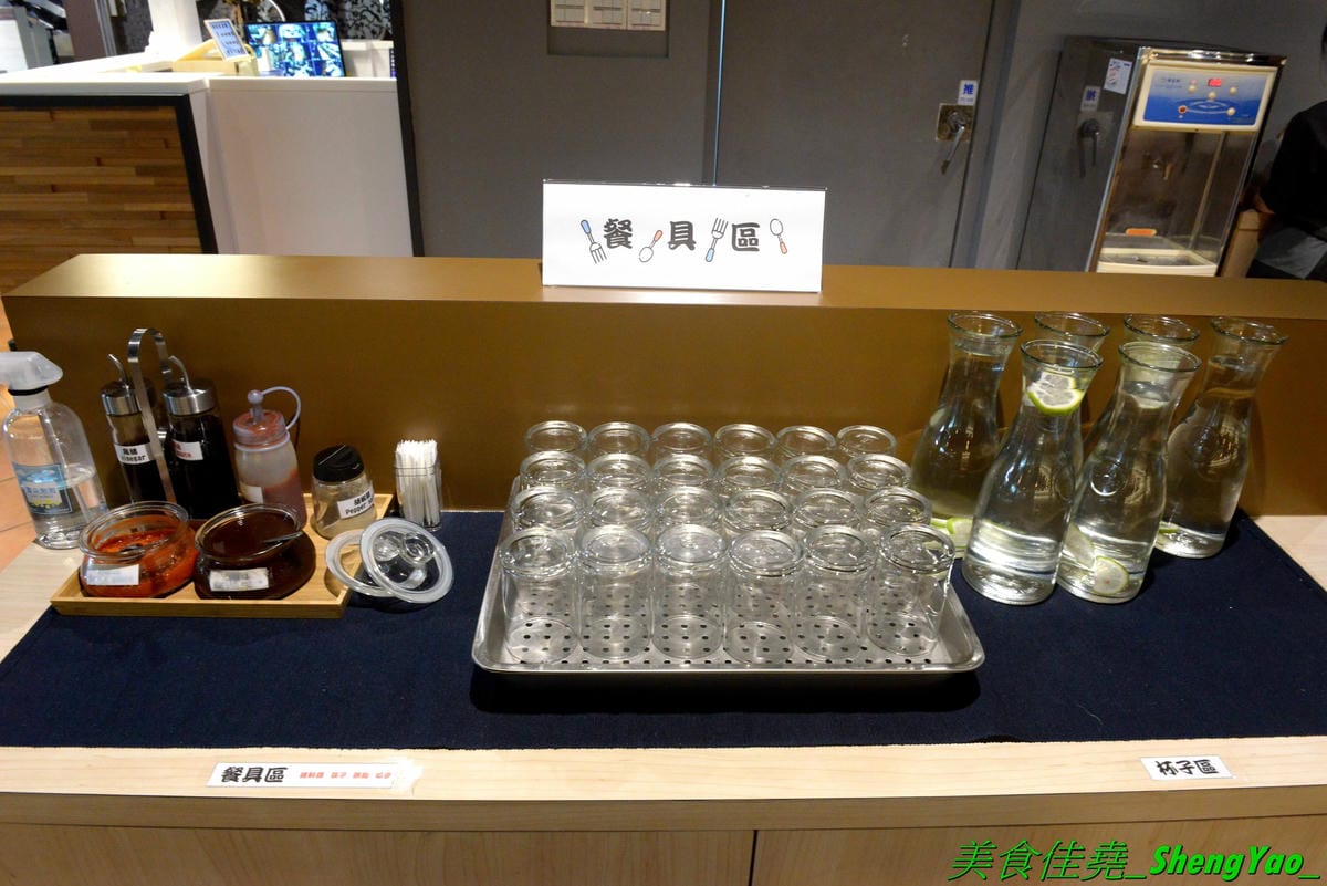 [台中南屯]亦秋堂 – 台中大墩家樂福2樓新餐廳,號稱C/P值最高的簡餐餐廳,簡餐套餐包含主菜、三樣精緻小菜加上飯湯甜品只賣200元左右,白飯還能無限續,也不收服務費,其他港點、滷味、飲料也都