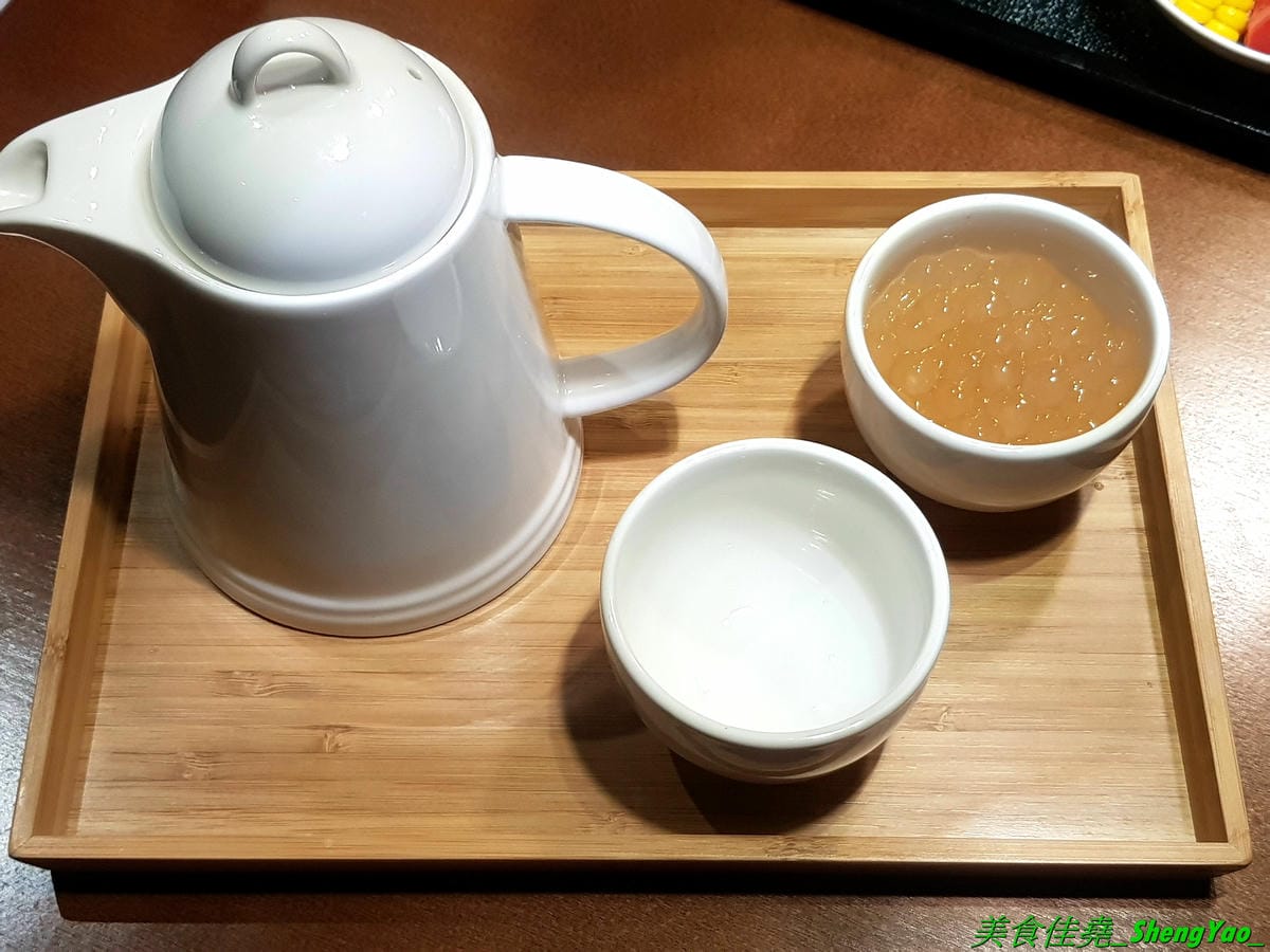 [台中南屯]亦秋堂 – 台中大墩家樂福2樓新餐廳,號稱C/P值最高的簡餐餐廳,簡餐套餐包含主菜、三樣精緻小菜加上飯湯甜品只賣200元左右,白飯還能無限續,也不收服務費,其他港點、滷味、飲料也都