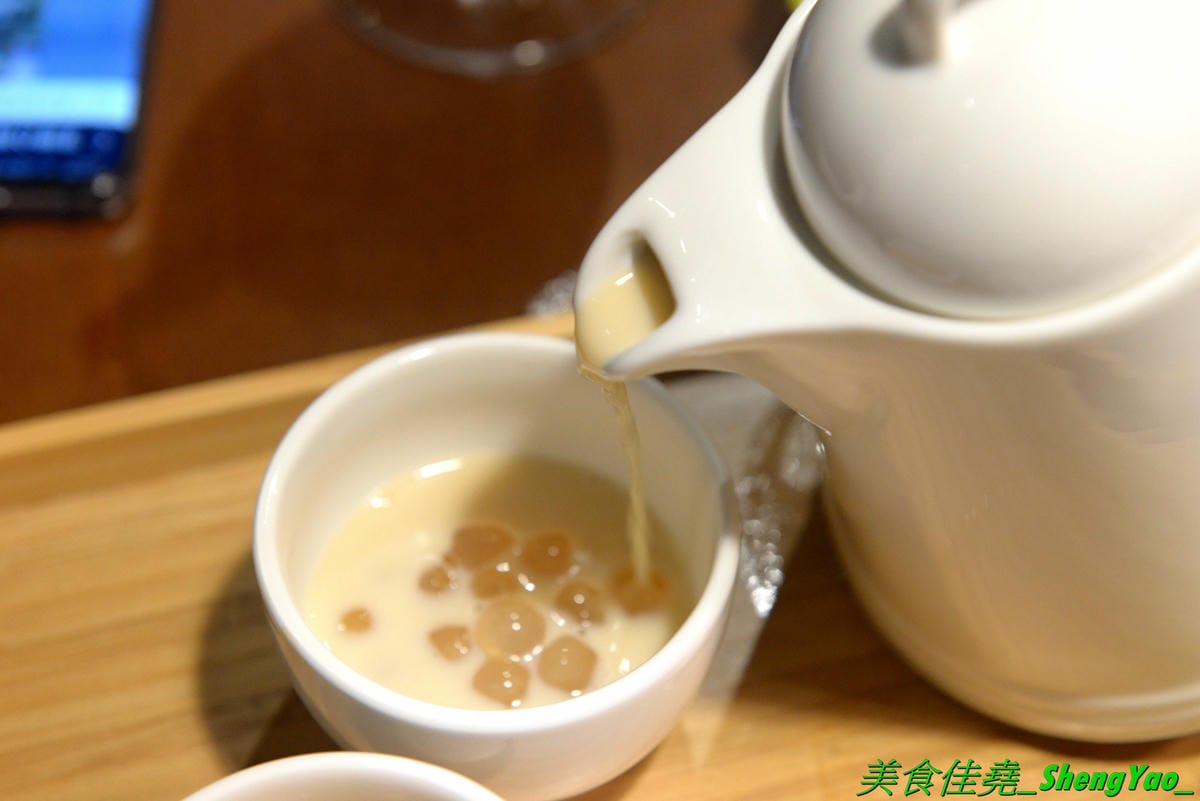[台中南屯]亦秋堂 – 台中大墩家樂福2樓新餐廳,號稱C/P值最高的簡餐餐廳,簡餐套餐包含主菜、三樣精緻小菜加上飯湯甜品只賣200元左右,白飯還能無限續,也不收服務費,其他港點、滷味、飲料也都