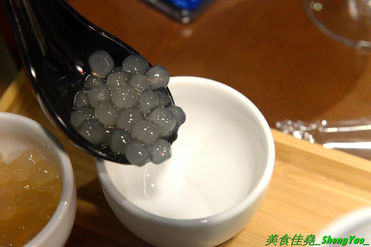 [台中南屯]亦秋堂 – 台中大墩家樂福2樓新餐廳,號稱C/P值最高的簡餐餐廳,簡餐套餐包含主菜、三樣精緻小菜加上飯湯甜品只賣200元左右,白飯還能無限續,也不收服務費,其他港點、滷味、飲料也都