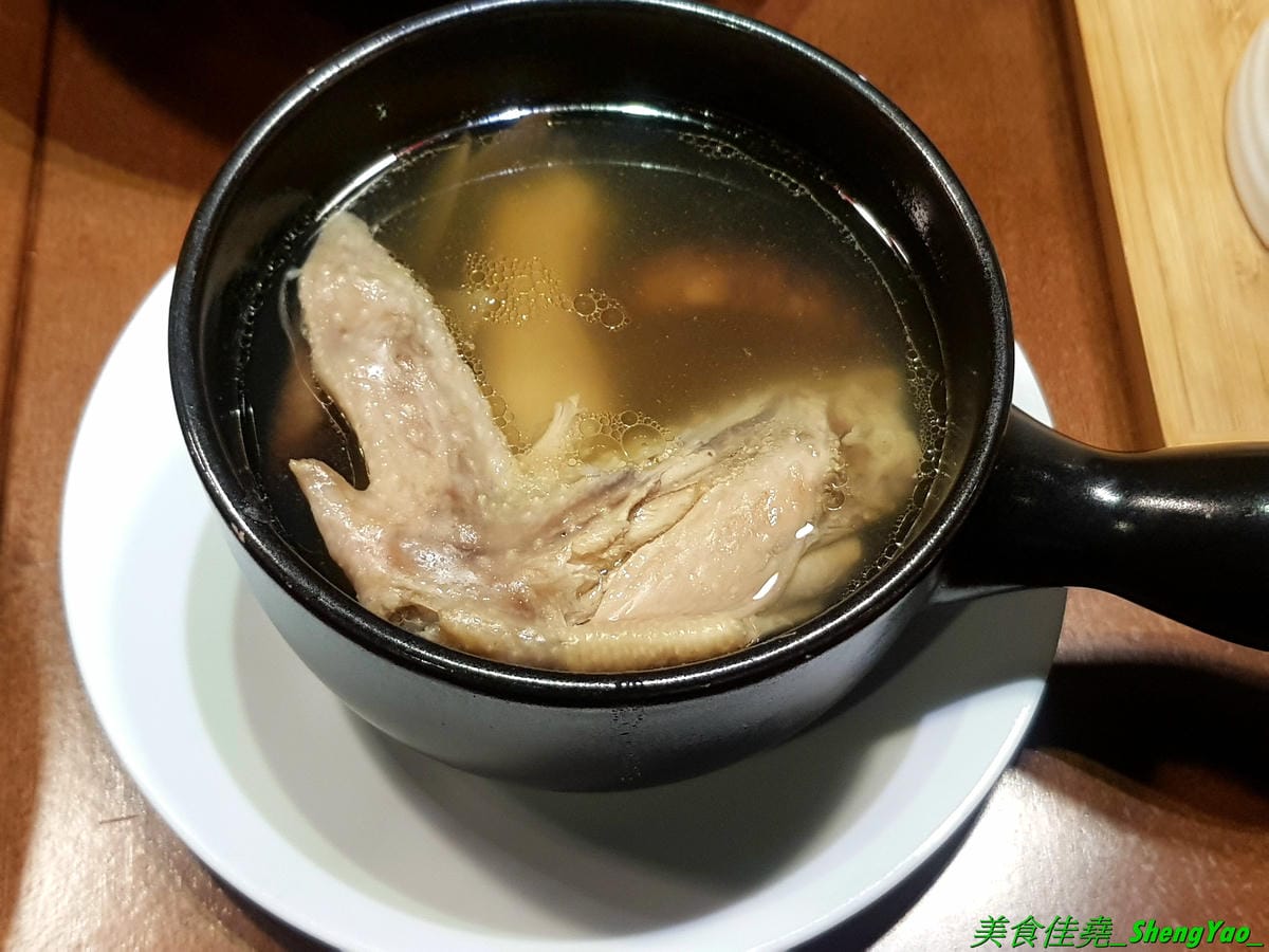 [台中南屯]亦秋堂 – 台中大墩家樂福2樓新餐廳,號稱C/P值最高的簡餐餐廳,簡餐套餐包含主菜、三樣精緻小菜加上飯湯甜品只賣200元左右,白飯還能無限續,也不收服務費,其他港點、滷味、飲料也都