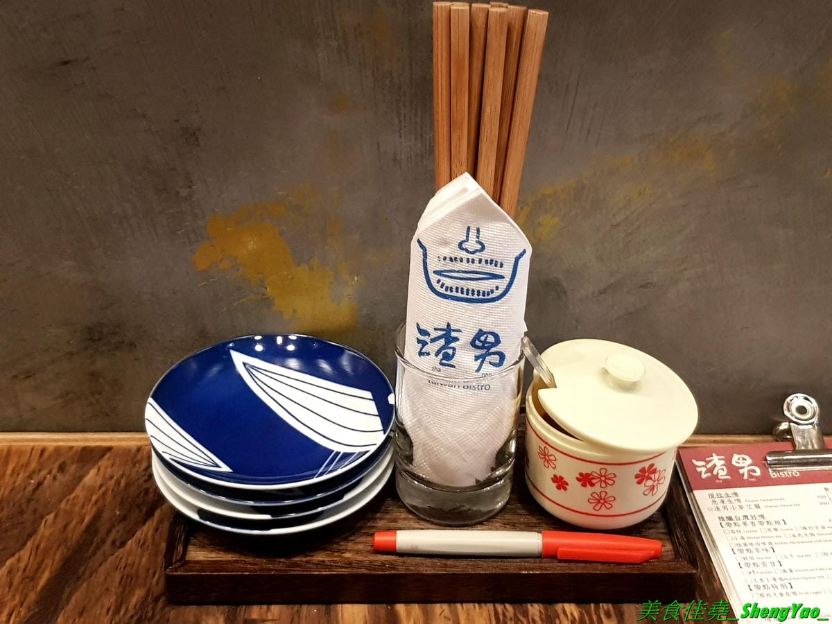 [台中西區]渣男 Taiwan Bistro 勤美七渣 – 台北開下來的超有名台式滷味酒吧,不只賣酒,還有賣各式各樣滷味,甚至連大腸包小腸、地瓜稀飯都有,根本濃濃台灣味,裝潢走懷舊復古風,音樂放的也是有10