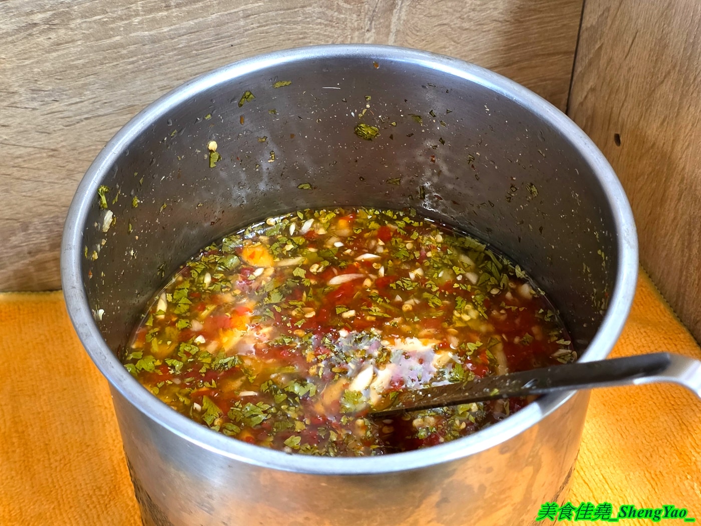 [台中西區]小林泰式椒麻雞打拋豬飯 – 台中平價泰式快餐，只賣三樣主餐，份量充足，內用免費雞湯，開幕期間白飯可無限續。
