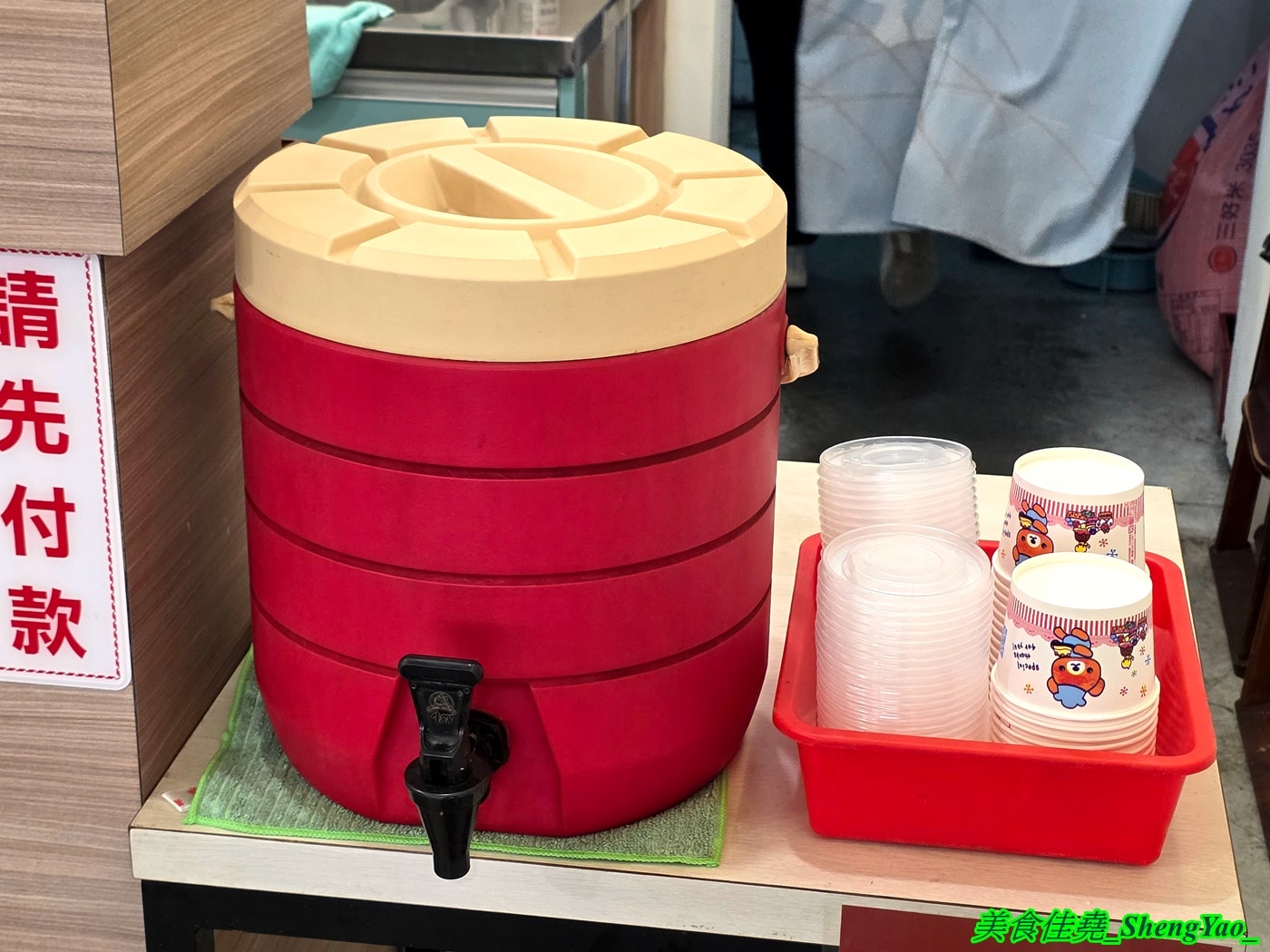 [台中西區]小林泰式椒麻雞打拋豬飯 – 台中平價泰式快餐，只賣三樣主餐，份量充足，內用免費雞湯，開幕期間白飯可無限續。