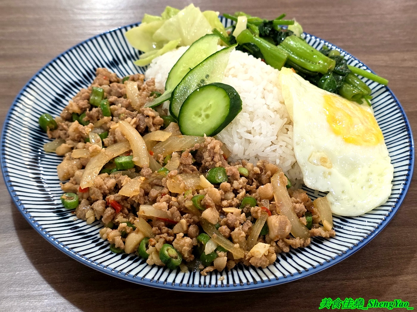 [台中西區]小林泰式椒麻雞打拋豬飯 – 台中平價泰式快餐，只賣三樣主餐，份量充足，內用免費雞湯，開幕期間白飯可無限續。