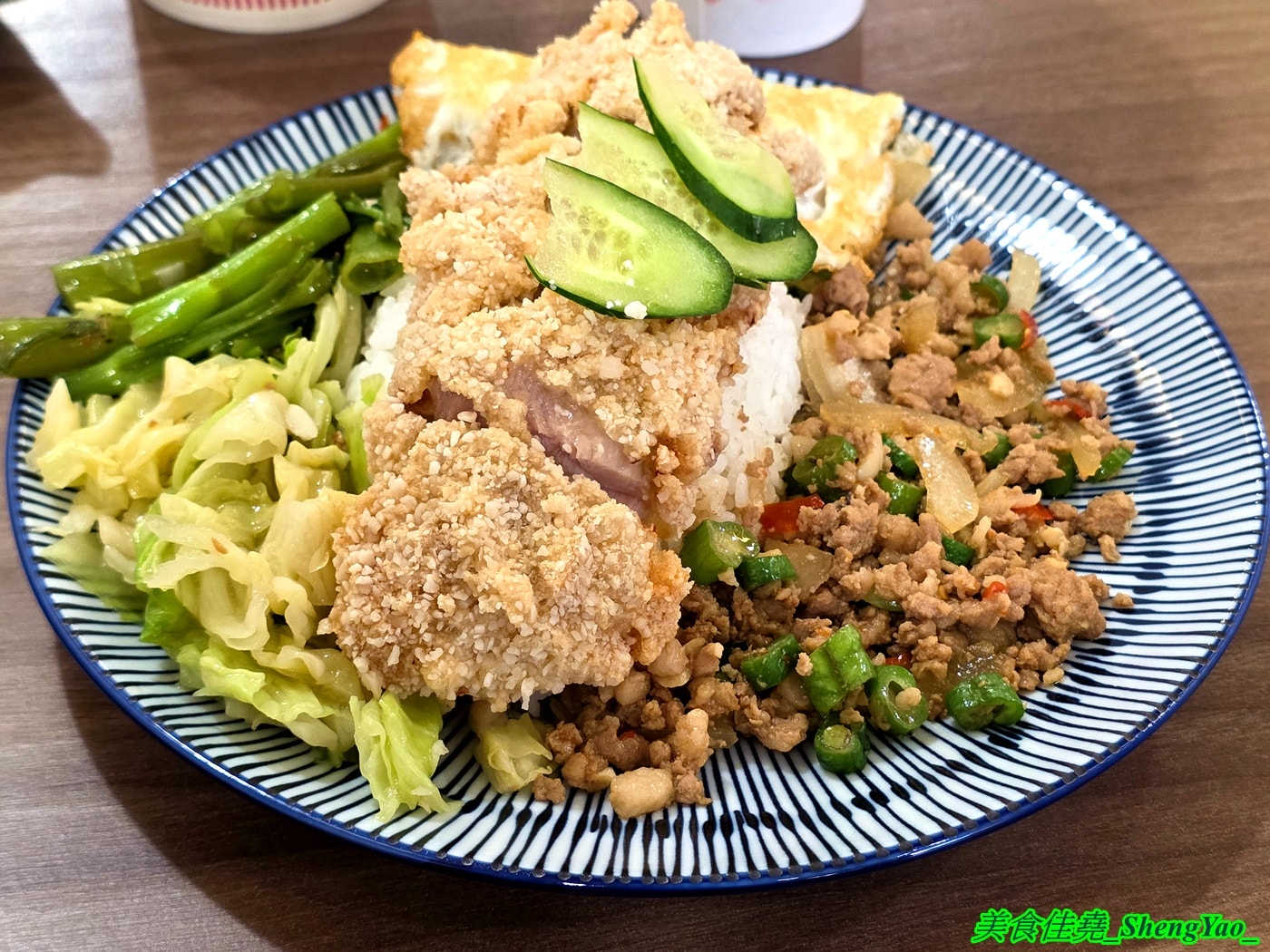 [台中西區]小林泰式椒麻雞打拋豬飯 – 台中平價泰式快餐，只賣三樣主餐，份量充足，內用免費雞湯，開幕期間白飯可無限續。