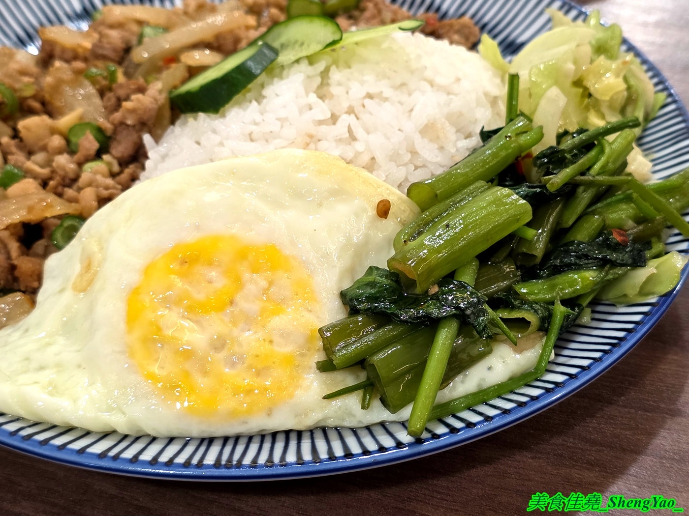 [台中西區]小林泰式椒麻雞打拋豬飯 – 台中平價泰式快餐，只賣三樣主餐，份量充足，內用免費雞湯，開幕期間白飯可無限續。