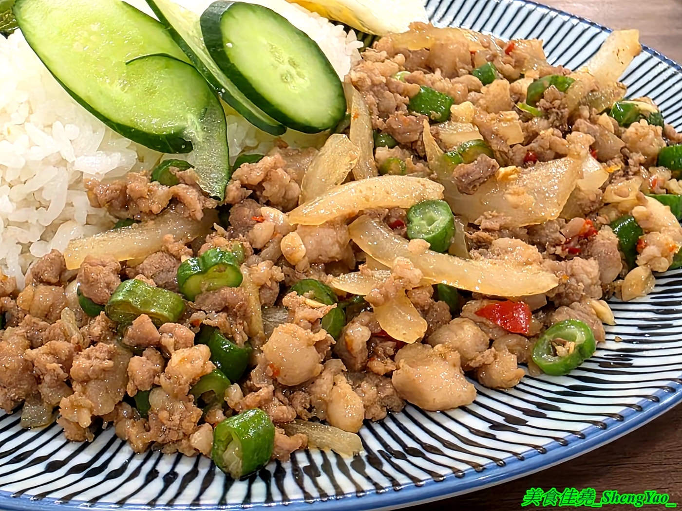 [台中西區]小林泰式椒麻雞打拋豬飯 – 台中平價泰式快餐，只賣三樣主餐，份量充足，內用免費雞湯，開幕期間白飯可無限續。