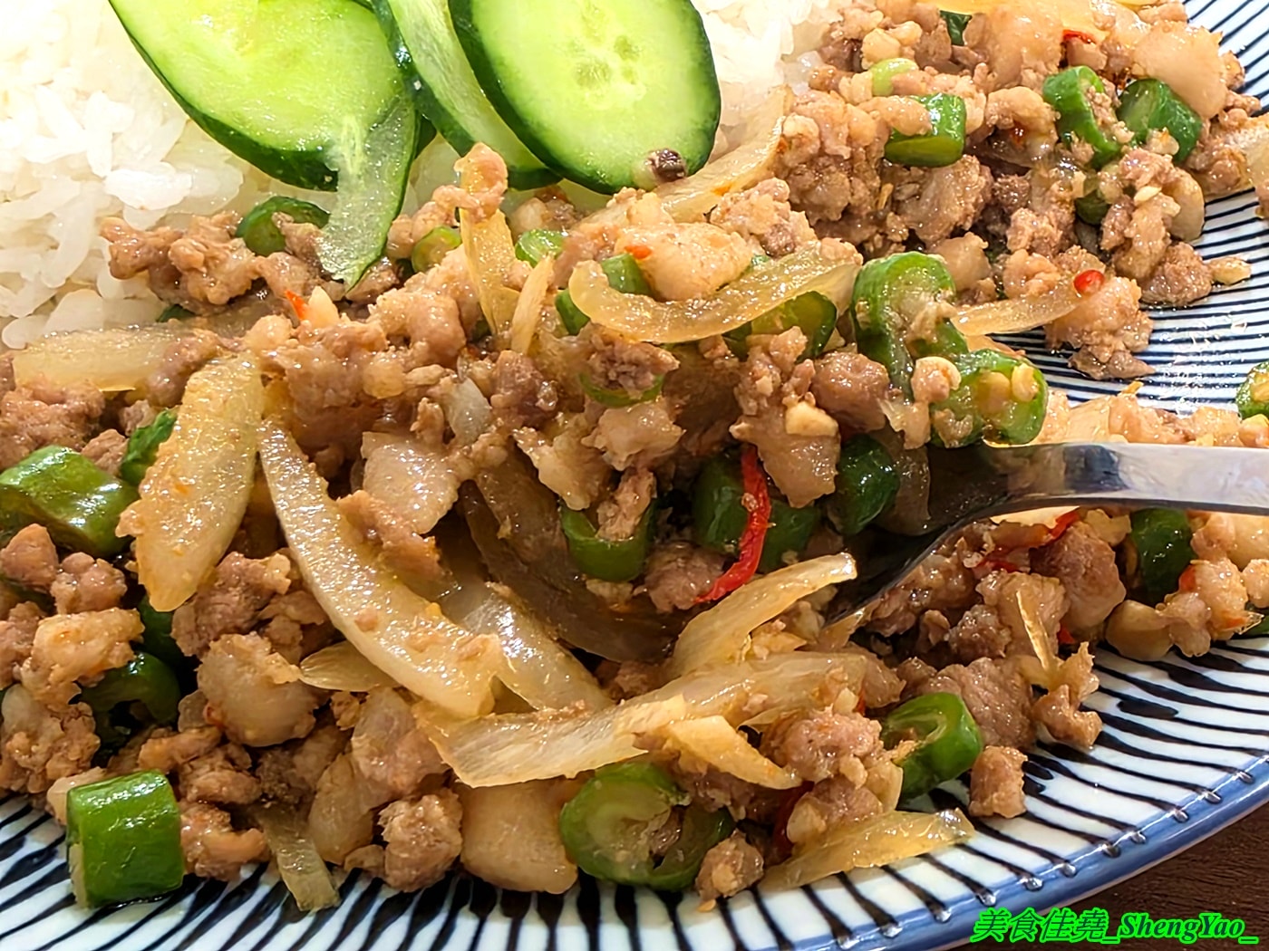 [台中西區]小林泰式椒麻雞打拋豬飯 – 台中平價泰式快餐，只賣三樣主餐，份量充足，內用免費雞湯，開幕期間白飯可無限續。