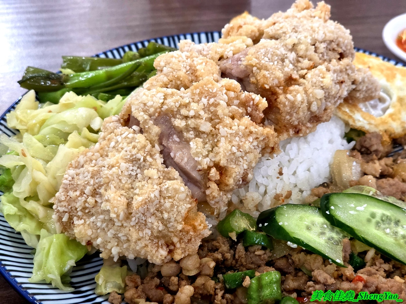 [台中西區]小林泰式椒麻雞打拋豬飯 – 台中平價泰式快餐，只賣三樣主餐，份量充足，內用免費雞湯，開幕期間白飯可無限續。