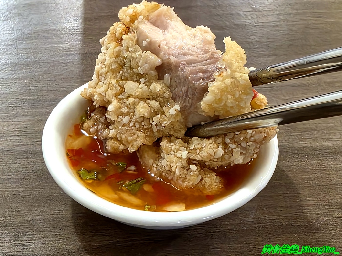 [台中西區]小林泰式椒麻雞打拋豬飯 – 台中平價泰式快餐，只賣三樣主餐，份量充足，內用免費雞湯，開幕期間白飯可無限續。