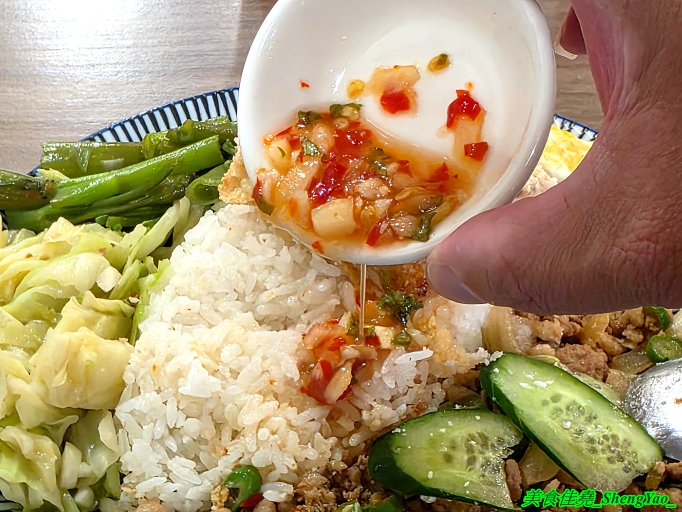[台中西區]小林泰式椒麻雞打拋豬飯 – 台中平價泰式快餐，只賣三樣主餐，份量充足，內用免費雞湯，開幕期間白飯可無限續。