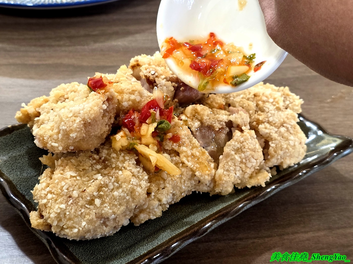 [台中西區]小林泰式椒麻雞打拋豬飯 – 台中平價泰式快餐，只賣三樣主餐，份量充足，內用免費雞湯，開幕期間白飯可無限續。