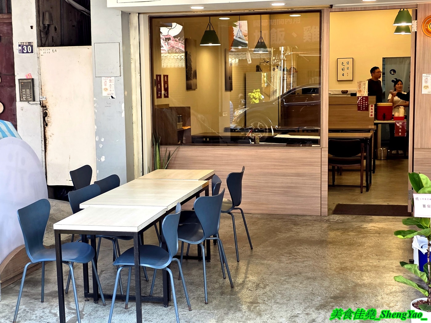 [台中西區]小林泰式椒麻雞打拋豬飯 – 台中平價泰式快餐，只賣三樣主餐，份量充足，內用免費雞湯，開幕期間白飯可無限續。
