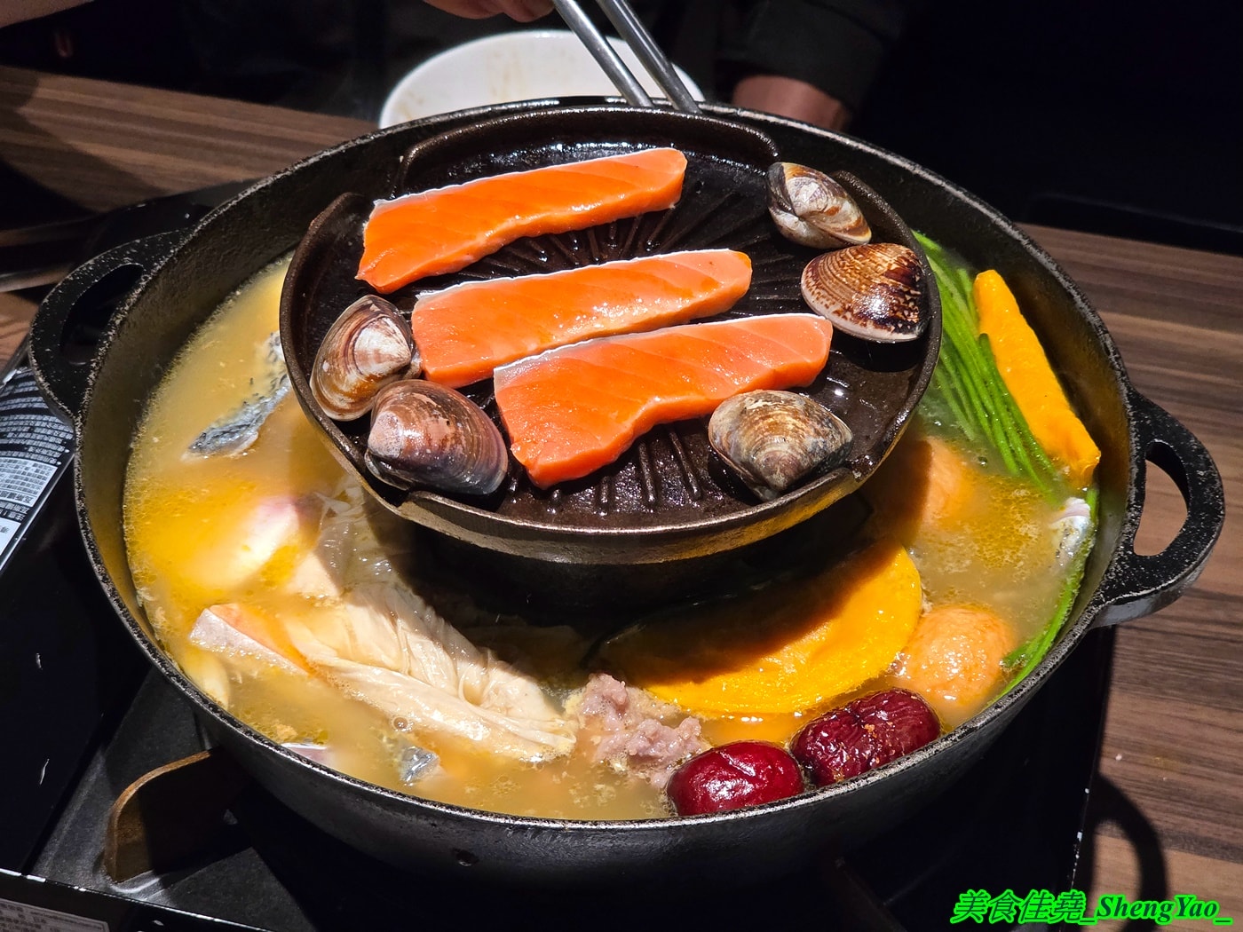 [台中沙鹿]尚石苑石頭火鍋 – 台中台味火鍋新高度，自助區免費滷肉飯+肉羹麵線糊，還有台韓泡菜隨便你吃，冬季薑母鴨鍋暖身新上市。