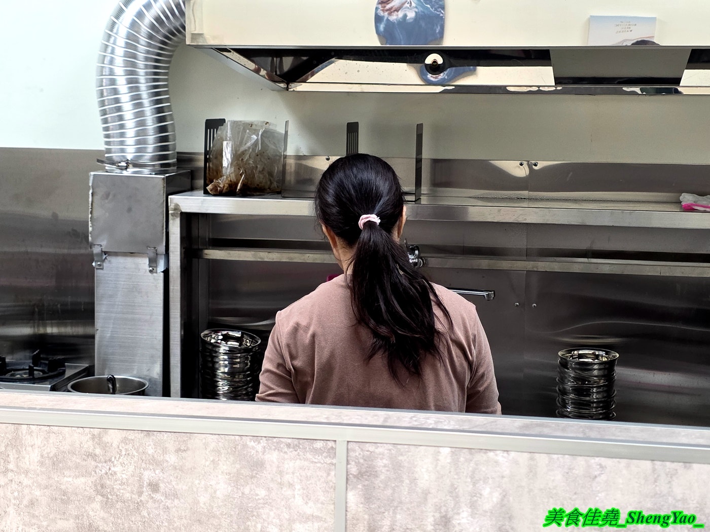 [台中清水]火車頭蚵仔煎 – 沙鹿40年蚵仔煎魷魚羹老店開的新分店，大推蚵仔煎，外皮有脆有黏，醬汁也很有特色。