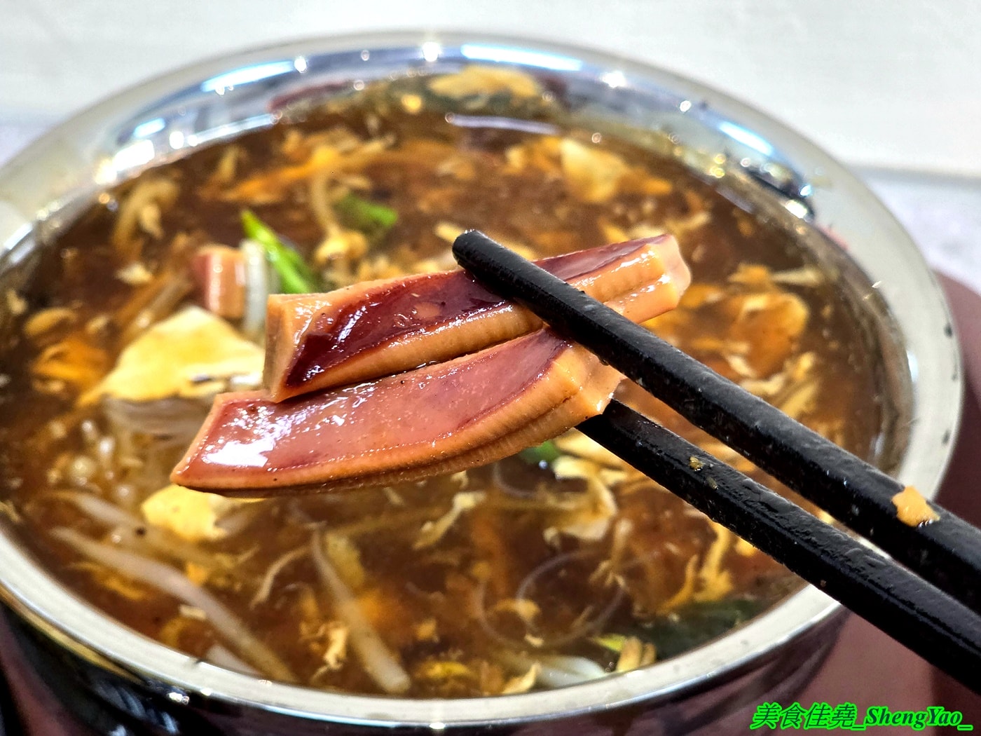 [台中清水]火車頭蚵仔煎 – 沙鹿40年蚵仔煎魷魚羹老店開的新分店，大推蚵仔煎，外皮有脆有黏，醬汁也很有特色。