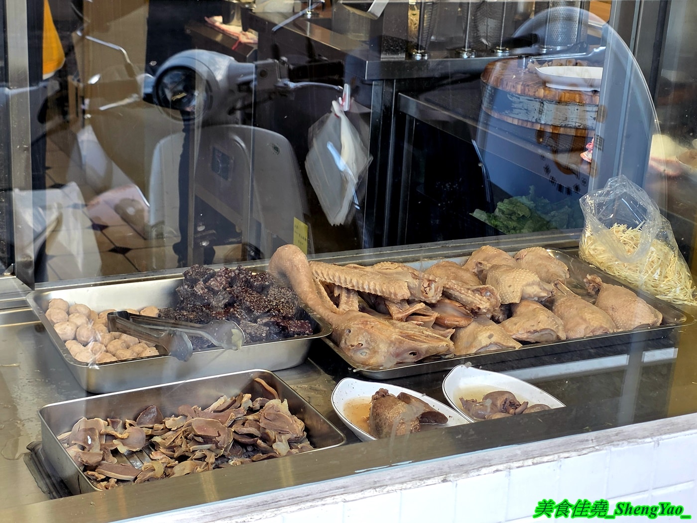 [台中北區]厚稻專業鵝肉飯 – 台中新開幕鵝肉飯專賣店，鵝肉現點現切，新鮮好吃，內用湯品無限續還有免費的蕎麥茶可以喝。