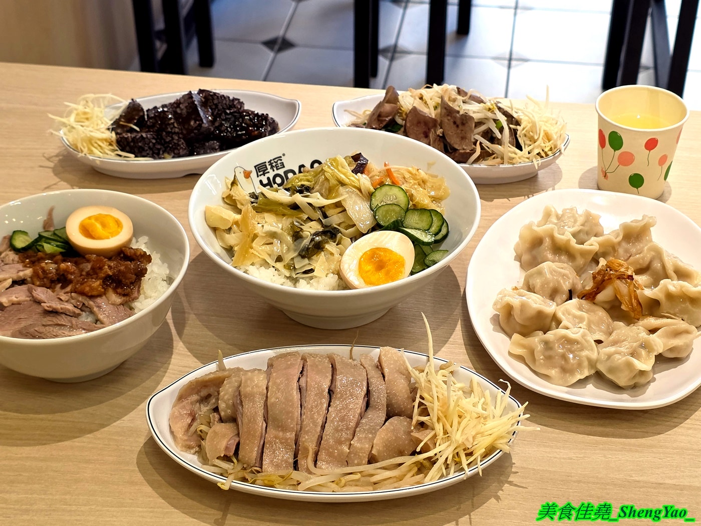 [台中北區]厚稻專業鵝肉飯 – 台中新開幕鵝肉飯專賣店，鵝肉現點現切，新鮮好吃，內用湯品無限續還有免費的蕎麥茶可以喝。