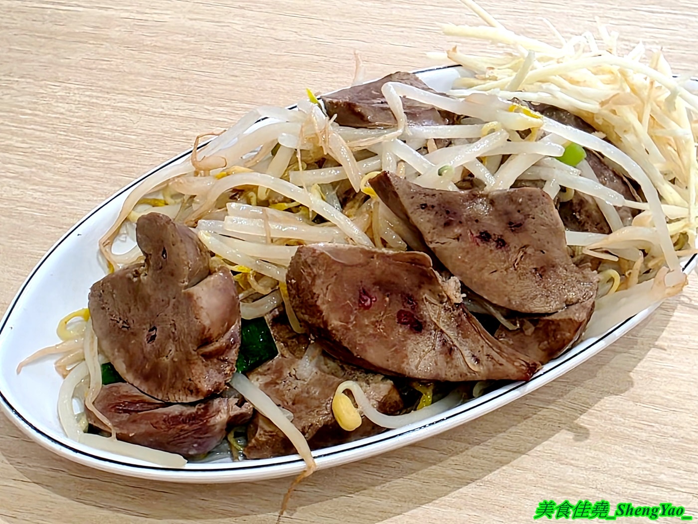 [台中北區]厚稻專業鵝肉飯 – 台中新開幕鵝肉飯專賣店，鵝肉現點現切，新鮮好吃，內用湯品無限續還有免費的蕎麥茶可以喝。