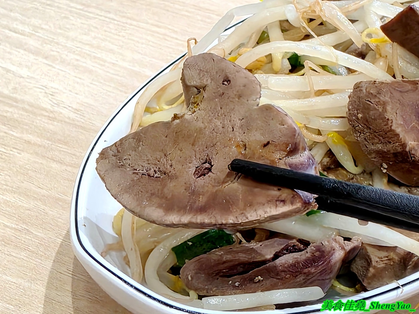 [台中北區]厚稻專業鵝肉飯 – 台中新開幕鵝肉飯專賣店，鵝肉現點現切，新鮮好吃，內用湯品無限續還有免費的蕎麥茶可以喝。