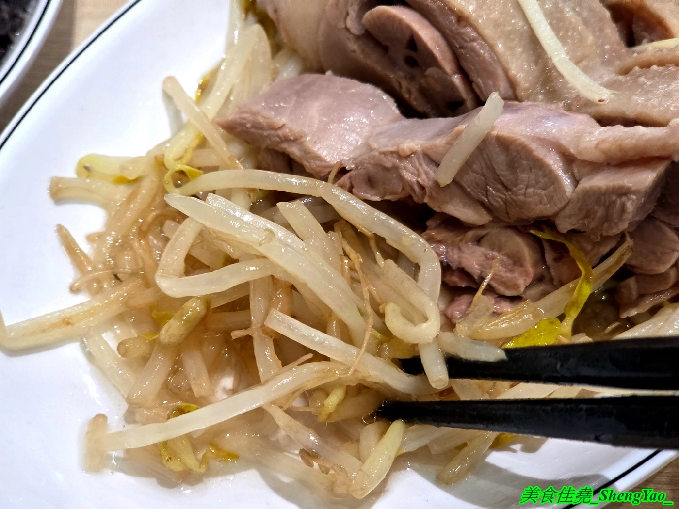 [台中北區]厚稻專業鵝肉飯 – 台中新開幕鵝肉飯專賣店，鵝肉現點現切，新鮮好吃，內用湯品無限續還有免費的蕎麥茶可以喝。