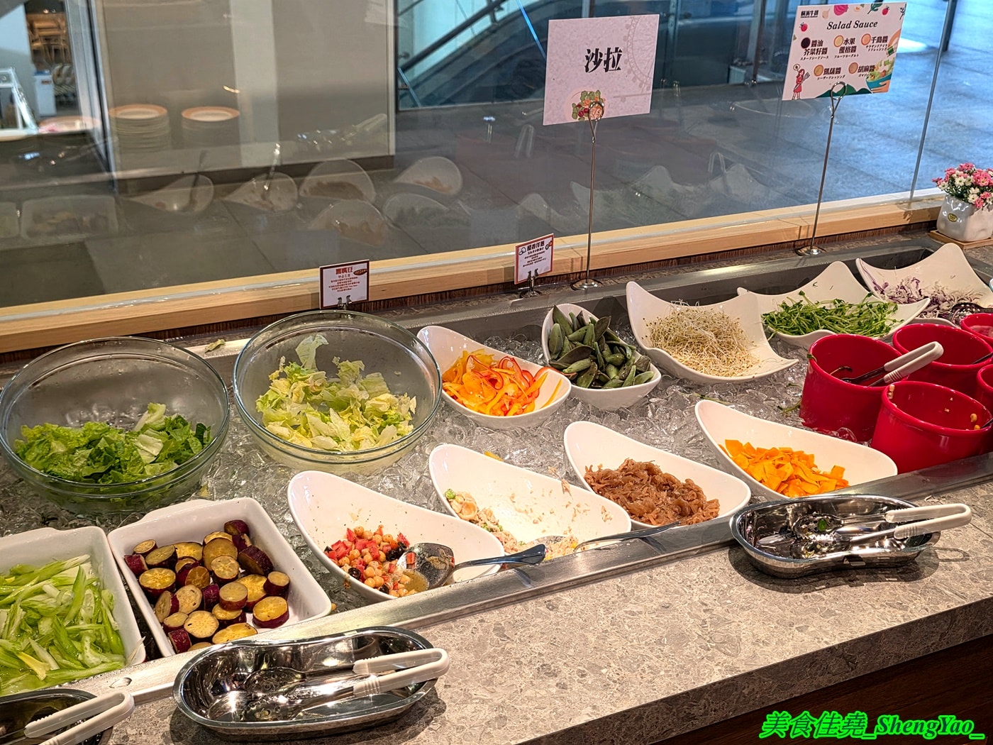 [台中梧棲]橫濱牛排 台中港三井店 – 來自日本的牛排+自助吧吃到飽，台中第二間店，排餐種類多樣，東西精緻好吃， 價格不算平價但值得一嚐。