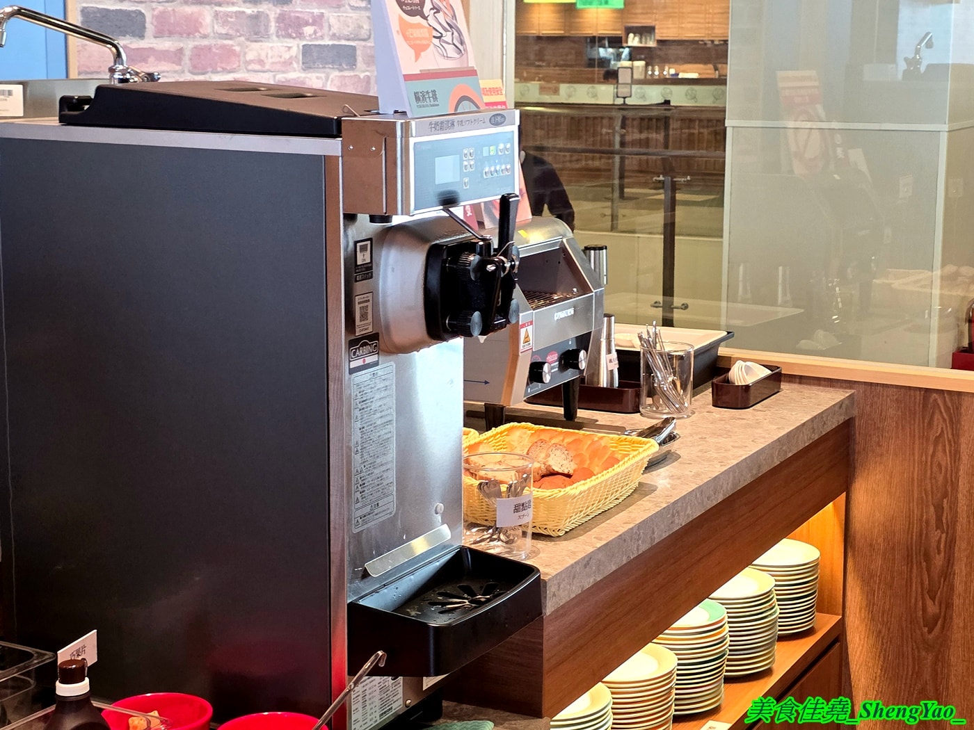 [台中梧棲]橫濱牛排 台中港三井店 – 來自日本的牛排+自助吧吃到飽，台中第二間店，排餐種類多樣，東西精緻好吃， 價格不算平價但值得一嚐。