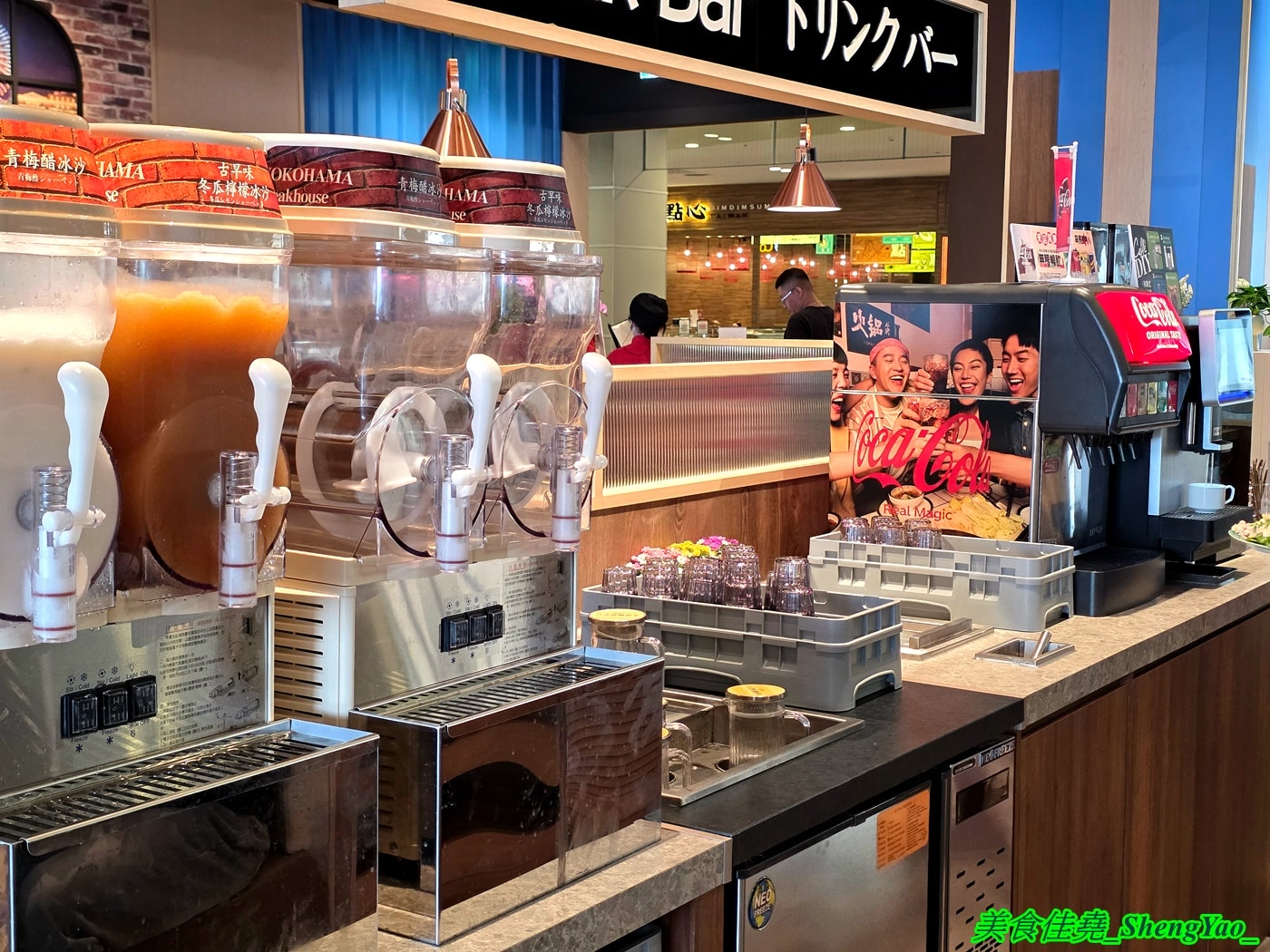 [台中梧棲]橫濱牛排 台中港三井店 – 來自日本的牛排+自助吧吃到飽，台中第二間店，排餐種類多樣，東西精緻好吃， 價格不算平價但值得一嚐。