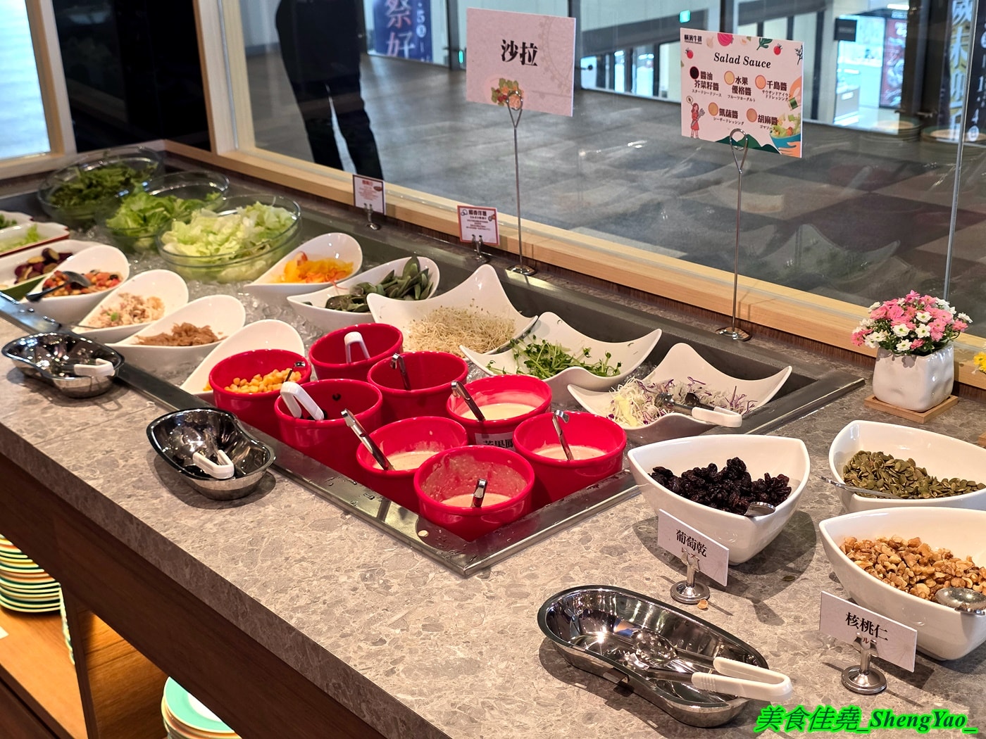 [台中梧棲]橫濱牛排 台中港三井店 – 來自日本的牛排+自助吧吃到飽，台中第二間店，排餐種類多樣，東西精緻好吃， 價格不算平價但值得一嚐。