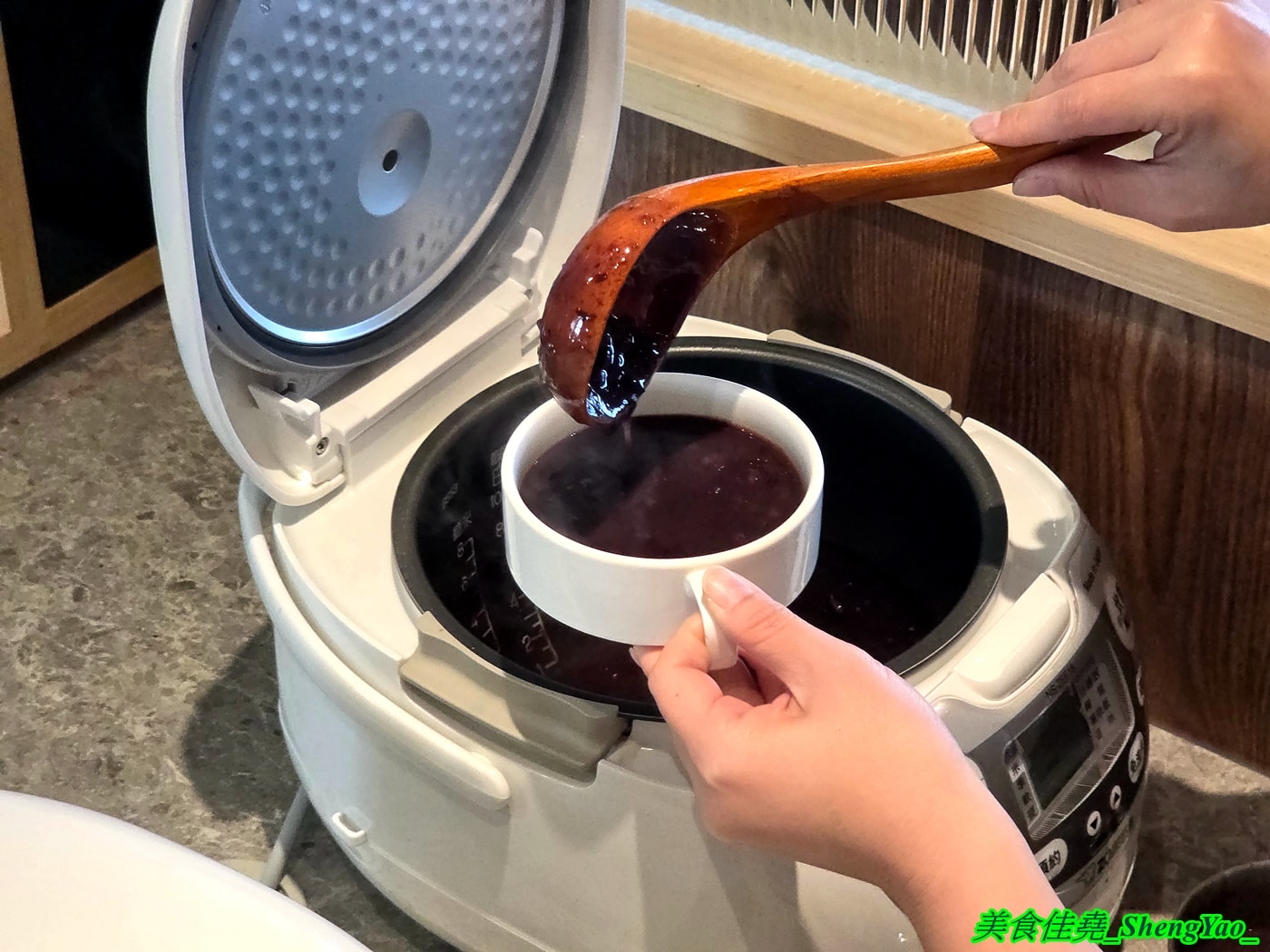 [台中梧棲]橫濱牛排 台中港三井店 – 來自日本的牛排+自助吧吃到飽，台中第二間店，排餐種類多樣，東西精緻好吃， 價格不算平價但值得一嚐。